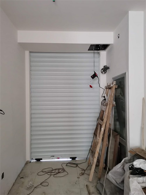 車庫(kù)門的操作事項(xiàng)要按照正確方式來